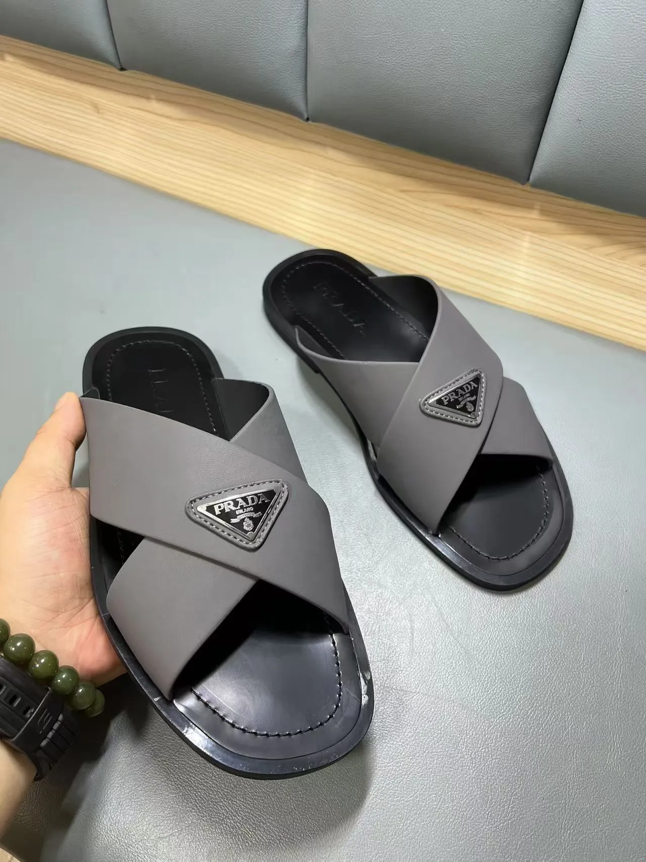 340💰PRADA Prada’s latest slippers are synchronized with the official website. This slipper is made of the brand’s unique and iconic Saffiano leather. The brand logo jumps out from the double straps, and the brand style is clearly visible. Cowhide gives men elegant charm and functional design, making it an ideal choice for vacation and leisure. Size:38-45
